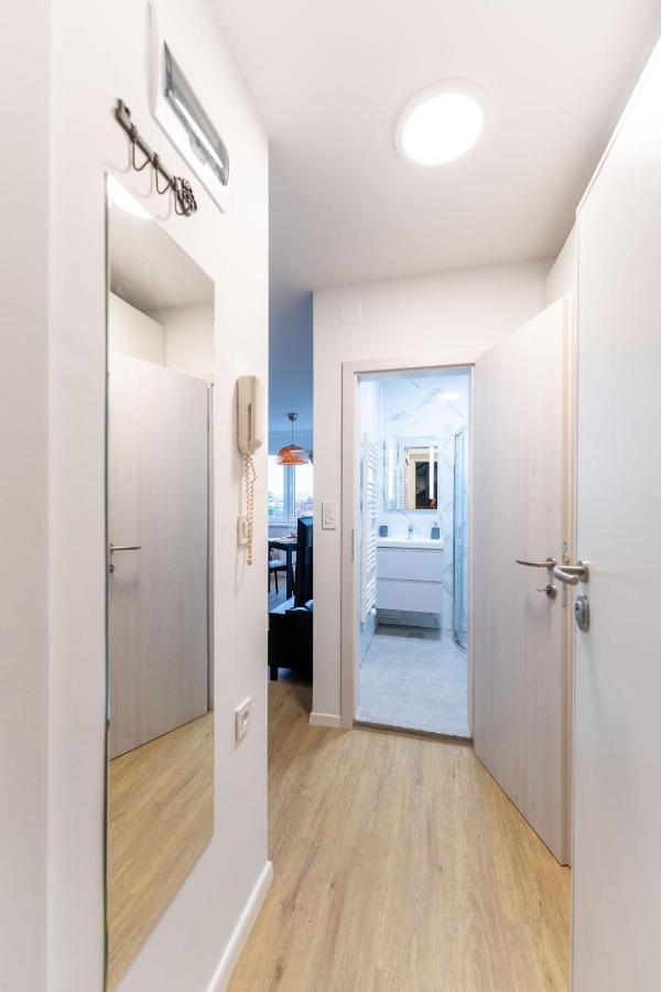 Elegant Tour As Studio Gilly With Open Views And A Balcony In The Center Любляна Экстерьер фото